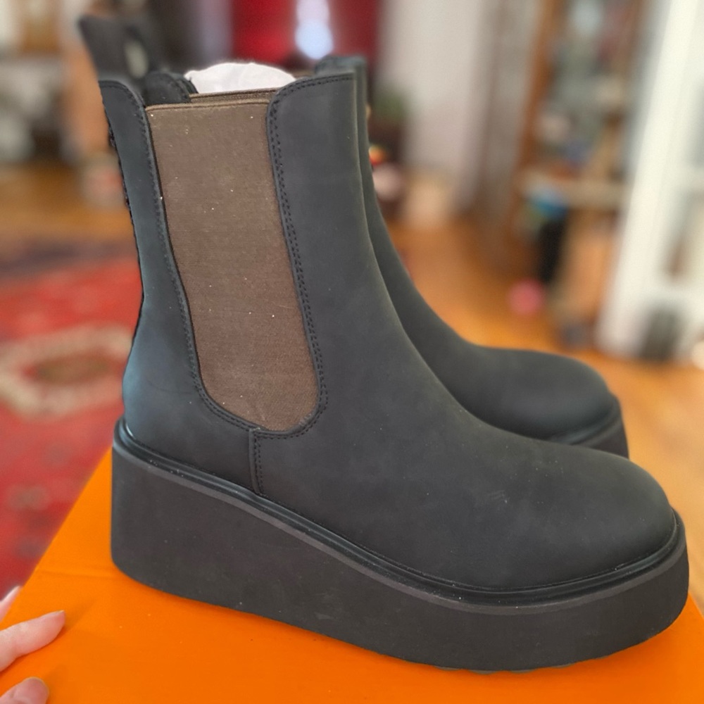 Rocket dog heyday Chelsea platform boot. Women’s size 9. Brand new, in box.